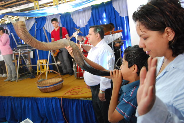 El sonido del shofar, sonido de libertad!!
Familia Apostolica Porras Alba

