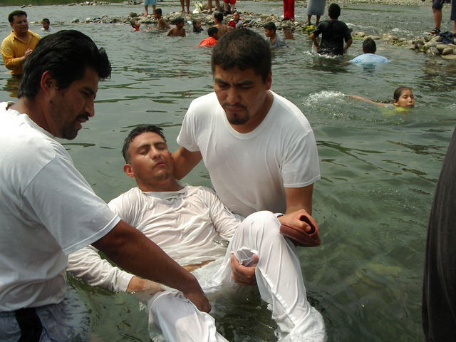 LOS SIERVOS MINISTRANDO A  LOS BAUTIZADOS 2003