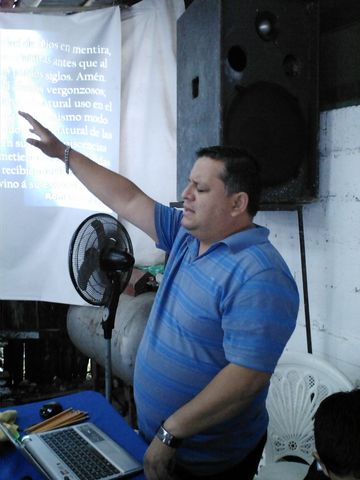APOSTOL RAUL PORRAS ADORANDO!