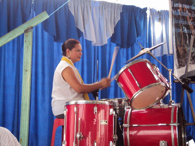 APÓSTOL IRMA ALBA EN LA BATERIA
